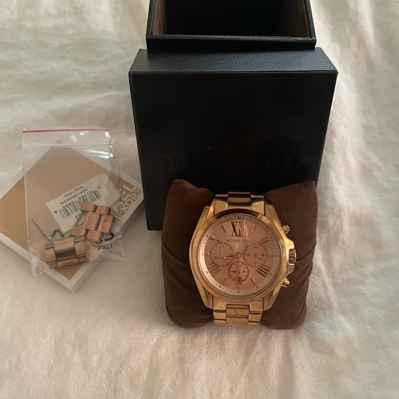 Michael  Kors watch. rose gold. worn a few times. Excellent condition - Picture 2 of 6